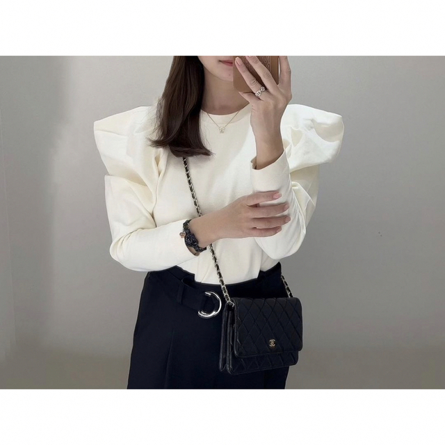 moussy(マウジー)のTシャツ POWER SHOULDER CUT トップス レディースのトップス(カットソー(長袖/七分))の商品写真