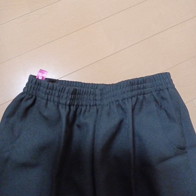 新品　黒のパンツ レディースのパンツ(カジュアルパンツ)の商品写真