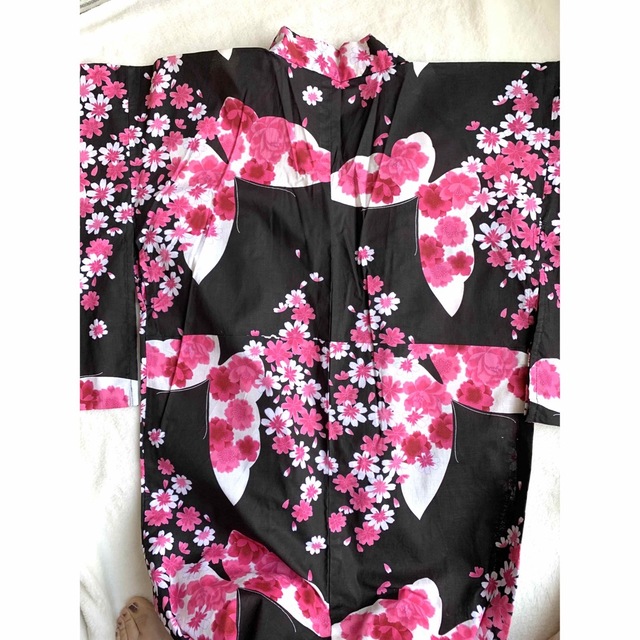 黒地にピンクの蝶と花柄浴衣帯付き レディースの水着/浴衣(浴衣)の商品写真
