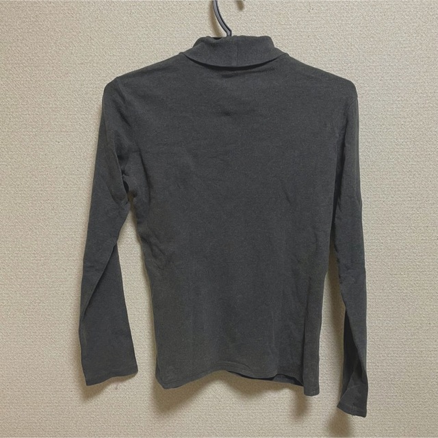 UNIQLO(ユニクロ)のUNIQLO ユニクロ　ダークグレー　濃灰色　タートルネック　ハイネック レディースのトップス(Tシャツ(長袖/七分))の商品写真
