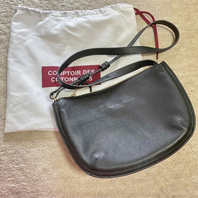 Comptoir des cotonniers(コントワーデコトニエ)のコントワーデコトニエ　UNIQLO ユニクロ　ハーフムーンバッグ　ブラック　革 レディースのバッグ(ショルダーバッグ)の商品写真