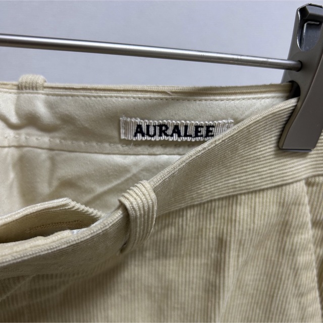 AURALEE(オーラリー)のオーラリー　サイドスリットコーデュロイパンツ メンズのパンツ(スラックス)の商品写真