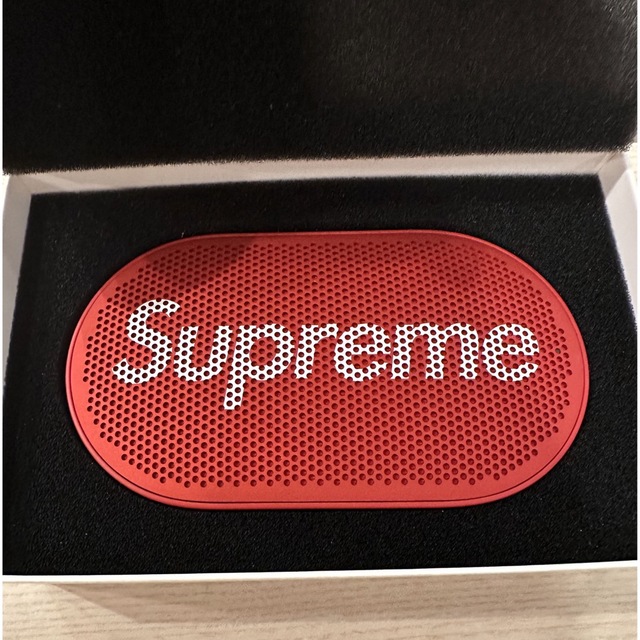 Supreme(シュプリーム)のSupreme®/B&O PLAY P2 Wireless Speaker スマホ/家電/カメラのオーディオ機器(スピーカー)の商品写真