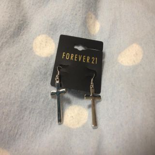 フォーエバートゥエンティーワン(FOREVER 21)のFOREVER21シルバークロスピアス☆(ピアス)