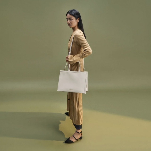 Charles and Keith(チャールズアンドキース)のCHARLES & KEITH ラージダブルハンドル トート cream レディースのバッグ(トートバッグ)の商品写真