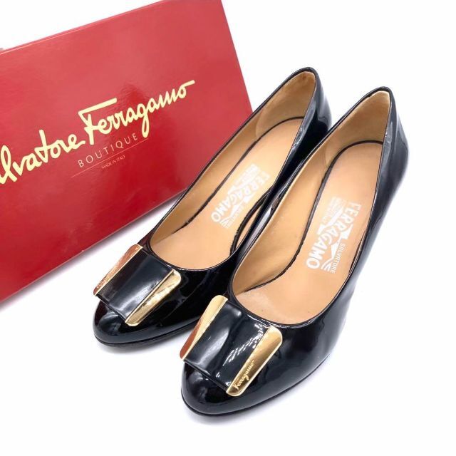 Salvatore Ferragamo(サルヴァトーレフェラガモ)の✨美品✨フェラガモ 22cm エナメル 黒 プレート ハイヒール レディースの靴/シューズ(ハイヒール/パンプス)の商品写真