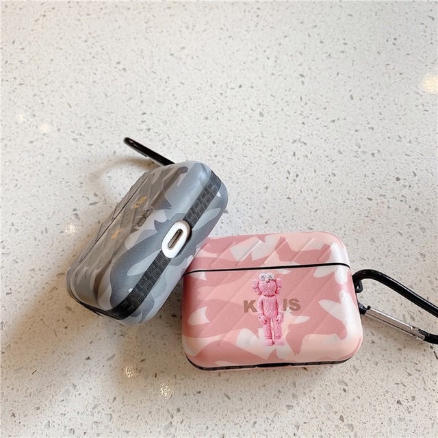 AirPods Pro Case ケース| KAWS CAMOUFLAGE スマホ/家電/カメラのオーディオ機器(ヘッドフォン/イヤフォン)の商品写真