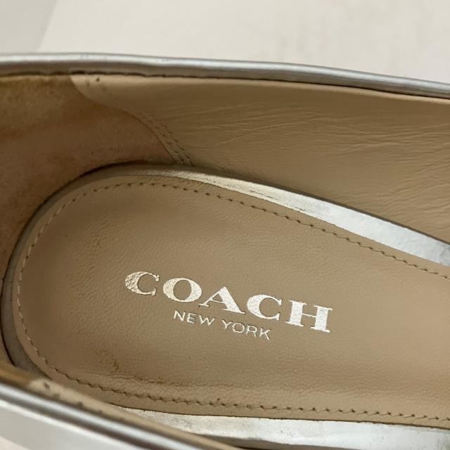COACH(コーチ)のコーチ パンプス 36 レディース - シルバー レディースの靴/シューズ(ハイヒール/パンプス)の商品写真