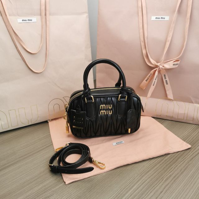 に値下げ! 【4枚セット】miumiuとPRADA | bahrainasphalt.com
