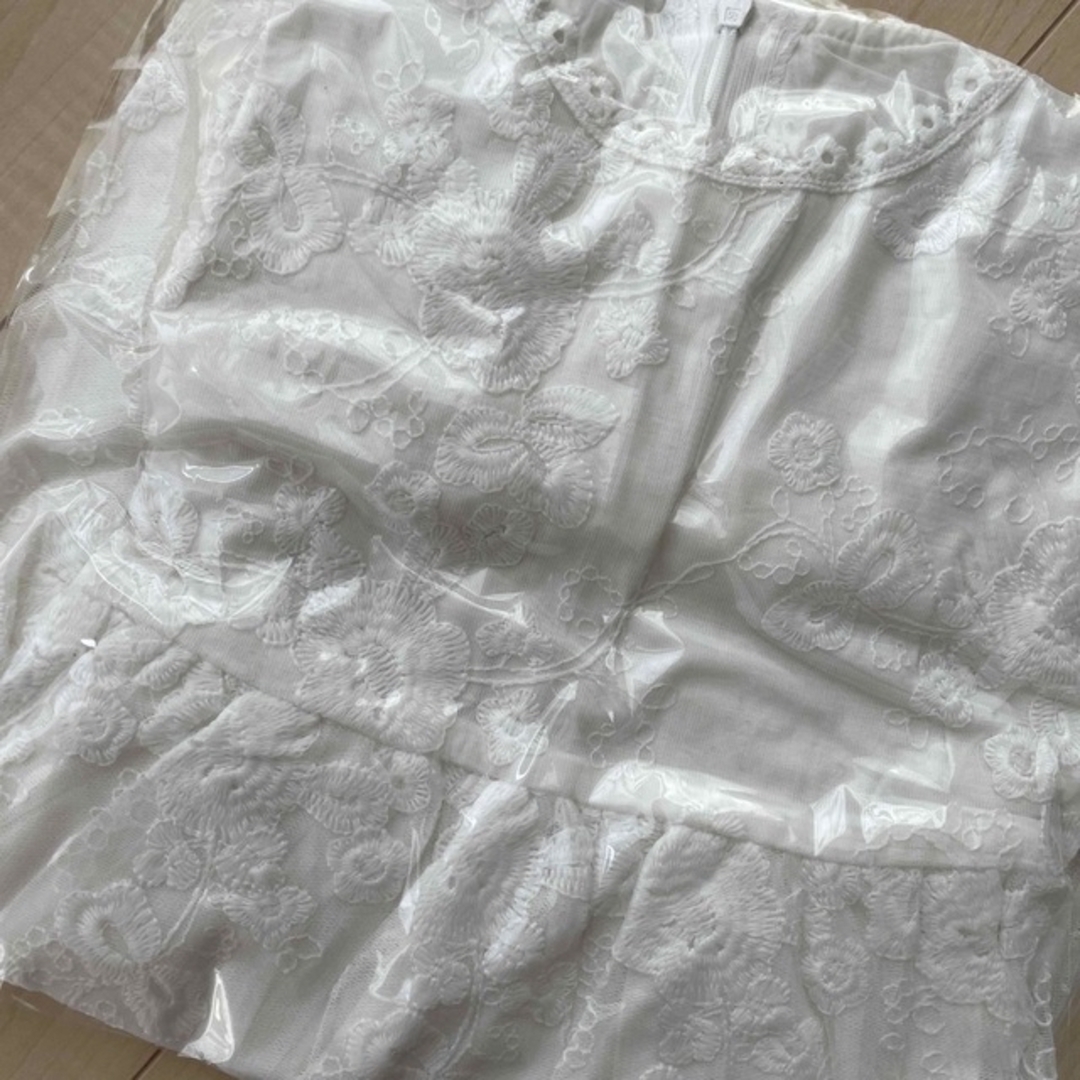 白ワンピース　ドレス　120 キッズ/ベビー/マタニティのキッズ服女の子用(90cm~)(ドレス/フォーマル)の商品写真