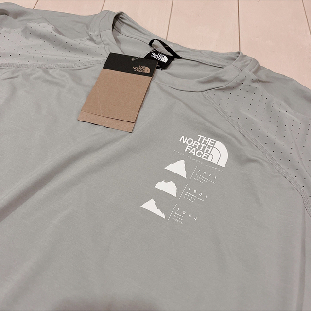 THE NORTH FACE(ザノースフェイス)のノースフェイス 半袖 Tシャツ スポーツウェア ジム ウォーキング グレー  レディースのトップス(Tシャツ(半袖/袖なし))の商品写真