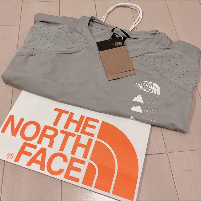 THE NORTH FACE(ザノースフェイス)のノースフェイス 半袖 Tシャツ スポーツウェア ジム ウォーキング グレー  レディースのトップス(Tシャツ(半袖/袖なし))の商品写真