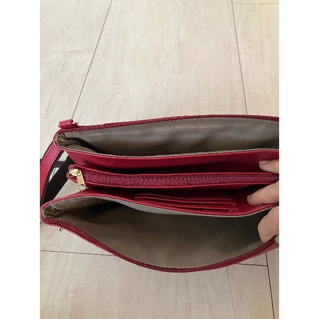 新品★赤　ショルダーバッグ　収納複数あり レディースのバッグ(ショルダーバッグ)の商品写真