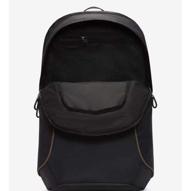 NIKE(ナイキ)の新品  ナイキ スポーツウェア エッセンシャル  バックパック  20L メンズのバッグ(バッグパック/リュック)の商品写真