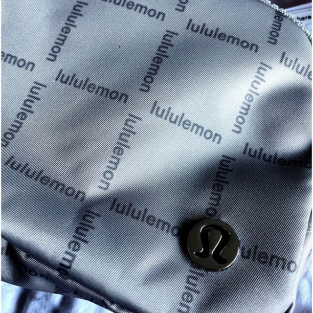 lululemon(ルルレモン)の最新作！ルルレモン日本未入荷ロゴ入りウエストバッグ レディースのバッグ(ボディバッグ/ウエストポーチ)の商品写真