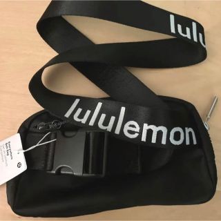 ルルレモン(lululemon)の希少な最新作！日本未入荷ブラック ベルトに刺繍lululemonボディバッグ(ボディーバッグ)