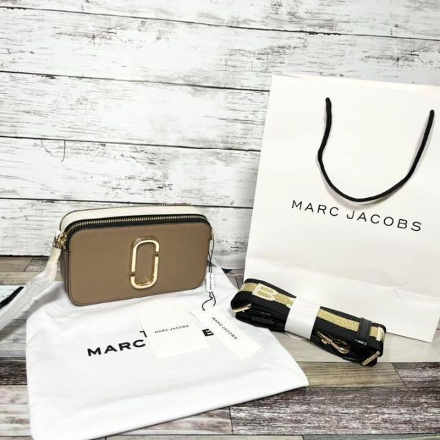 MARC JACOBS(マークジェイコブス)の【新品】MARC JACOBS フレンチグレーマルチ　ベージュ、白 レディースのバッグ(ショルダーバッグ)の商品写真