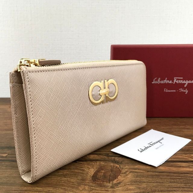 Salvatore Ferragamo(サルヴァトーレフェラガモ)の極美品 Salvatore Ferragamo 長財布 249 レディースのファッション小物(財布)の商品写真