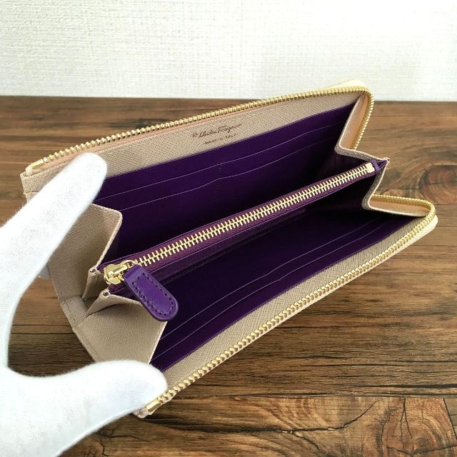 Salvatore Ferragamo(サルヴァトーレフェラガモ)の極美品 Salvatore Ferragamo 長財布 249 レディースのファッション小物(財布)の商品写真