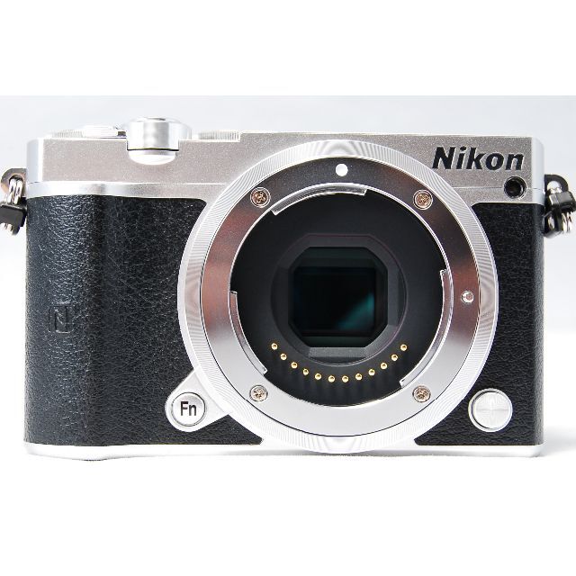 Nikon(ニコン)のNikon 1 J5 標準パワーズームレンズキット シルバー カメラケース付 スマホ/家電/カメラのカメラ(ミラーレス一眼)の商品写真