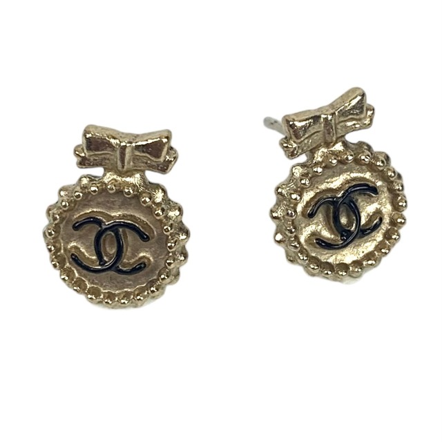 CHANEL(シャネル)の[USED/中古]CHANEL シャネル ピアス ココマーク ゴールド リボン 香水モチーフ A14V ゴールド ブラック 中古 tdc-000612-4d レディースのアクセサリー(ピアス)の商品写真