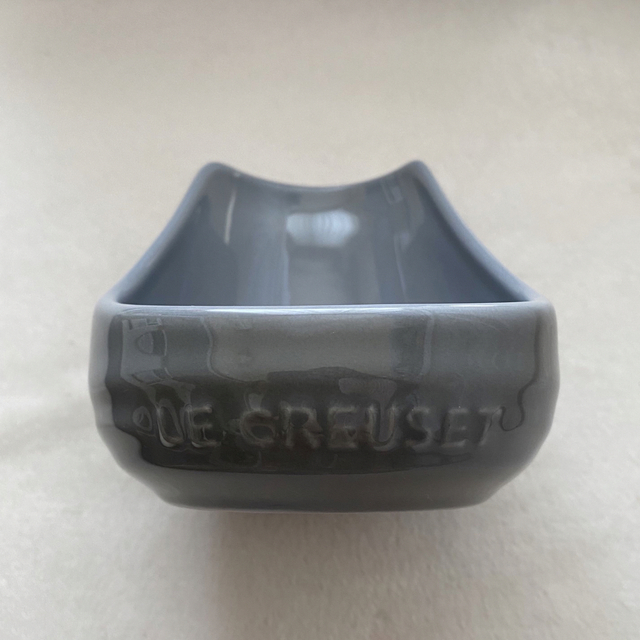 LE CREUSET(ルクルーゼ)のル・クルーゼ☆おたま立て【グレー】 インテリア/住まい/日用品のキッチン/食器(収納/キッチン雑貨)の商品写真