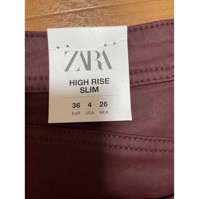 ZARA(ザラ)のZARA バーガンディストレートパンツ 新品未使用 レディースのパンツ(スキニーパンツ)の商品写真