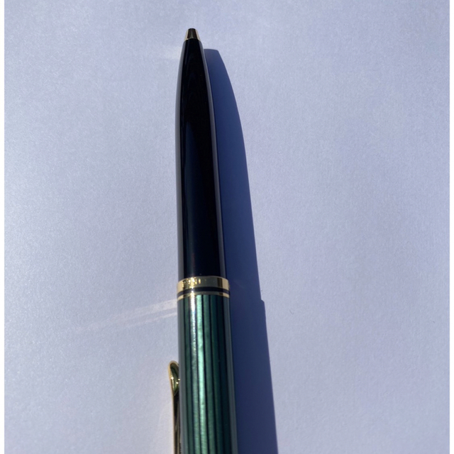 Pelikan(ペリカン)のペリカン　ボールペン　K600 緑縞　ツイスト式 インテリア/住まい/日用品の文房具(ペン/マーカー)の商品写真