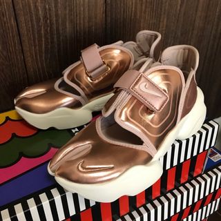 早い者勝ち　NIKE ナイキアクアリフト