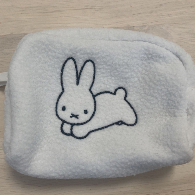 miffy(ミッフィー)のミッフィ　ポーチ　白　モコモコ　新品　可愛い レディースのファッション小物(ポーチ)の商品写真