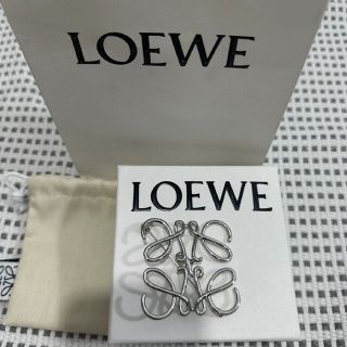 新しく着き *超美品* ブローチ LOEWE ロエベ アナグラムブローチ