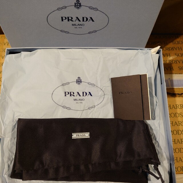 PRADA　新作　レースアップ　３角ロゴ　レザーシューズ