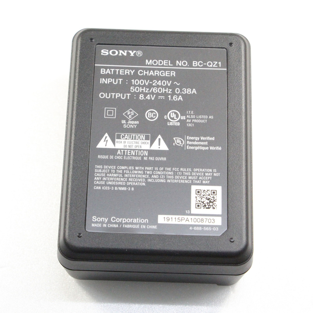 SONY(ソニー)のSONY (ソニー) バッテリーチャージャー BC-QZ1 スマホ/家電/カメラのスマートフォン/携帯電話(バッテリー/充電器)の商品写真