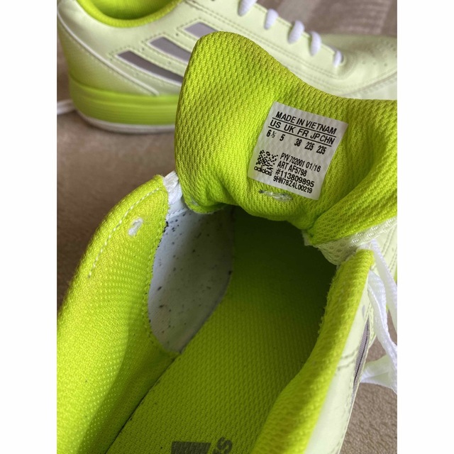 adidas(アディダス)のadidas テニスシューズ　サイズ23.5 スポーツ/アウトドアのテニス(シューズ)の商品写真