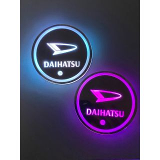 ダイハツ(ダイハツ)のDAIHATSUロゴ入り　光るLEDコースター　ドリンクコースター(車内アクセサリ)