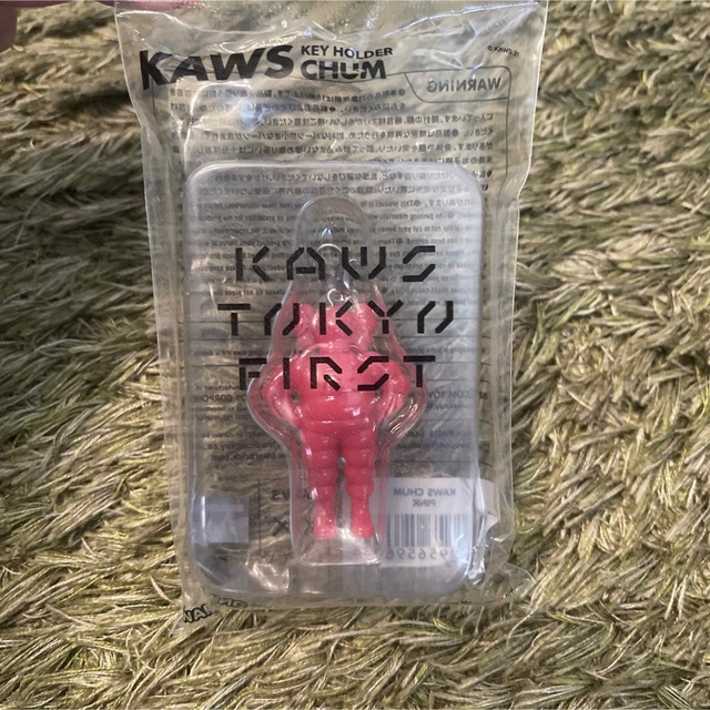 MEDICOM TOY(メディコムトイ)のKAWS TOKYO First キーホルダー メンズのファッション小物(キーホルダー)の商品写真