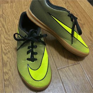 ナイキ(NIKE)のキッズ　子供　サッカーシューズ　21.5cm 室内用　体育館　フットサル(その他)