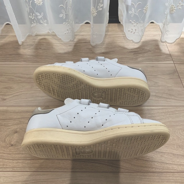 adidas(アディダス)のスタンスミス　Stan smith  ベージュ　23.5cm レディースの靴/シューズ(スニーカー)の商品写真