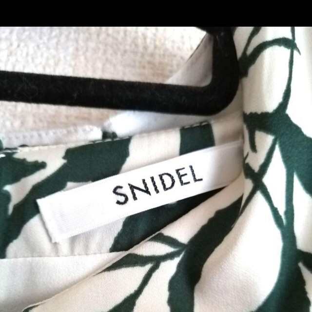 SNIDEL(スナイデル)の最安週末お値下げ❢新木優子コラボGreenビッグカラーワンピースsize1美品 レディースのワンピース(ロングワンピース/マキシワンピース)の商品写真