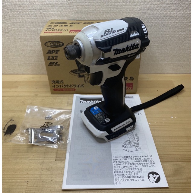 ☆品☆makita マキタ 18V 充電式インパクトドライバ TD171D 白/ホワイト バッテリー1個(18V 6.0Ah)付き 62456