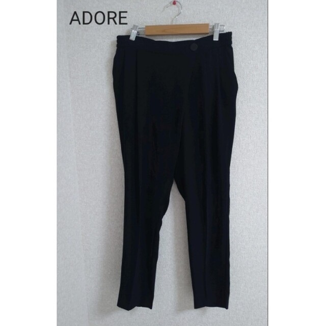 ADORE(アドーア)のアドーア　ADORE 定番テーパードパンツ　ブラック レディースのパンツ(カジュアルパンツ)の商品写真