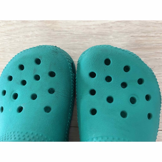 crocs(クロックス)の【hima様専用】クロックス 15cm グリーン サンダル キッズ/ベビー/マタニティのキッズ靴/シューズ(15cm~)(サンダル)の商品写真