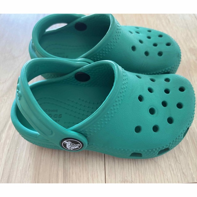 crocs(クロックス)の【hima様専用】クロックス 15cm グリーン サンダル キッズ/ベビー/マタニティのキッズ靴/シューズ(15cm~)(サンダル)の商品写真