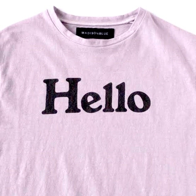 MADISONBLUE(マディソンブルー)の新希少色マディソンブルーMADISONBLUEバーニーズ限定Hello Tシャツ レディースのトップス(Tシャツ(半袖/袖なし))の商品写真