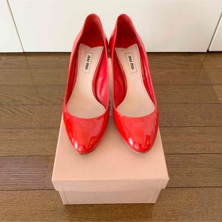 ミュウミュウ(miumiu)のmiu miu ミュウミュウ エナメル ヒール パンプス 箱付き(ハイヒール/パンプス)