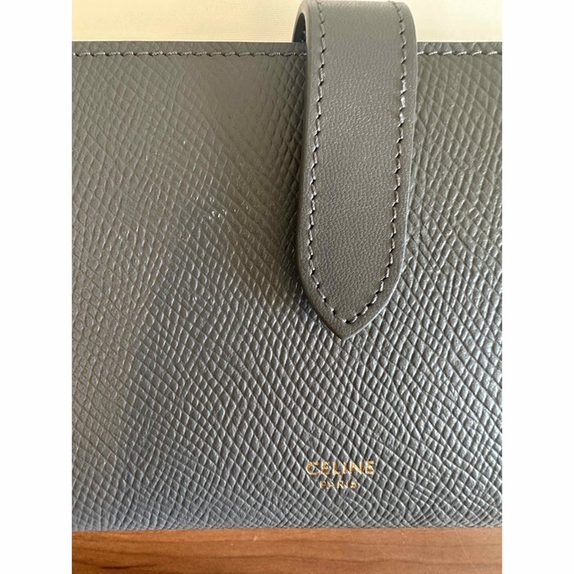CELINE】二つ折り財布 ミディアムストラップウォレット ミディアムグレー-