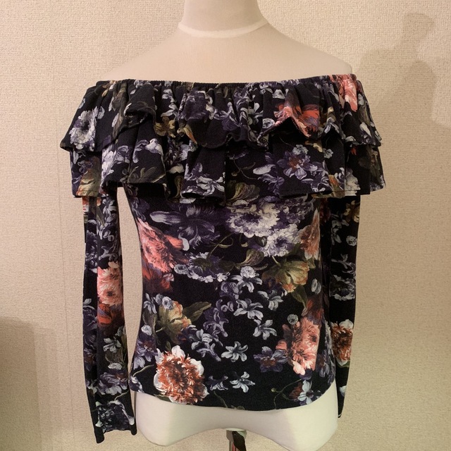 SNIDEL(スナイデル)のH&M 花柄オフショルダーカットソー レディースのトップス(カットソー(長袖/七分))の商品写真