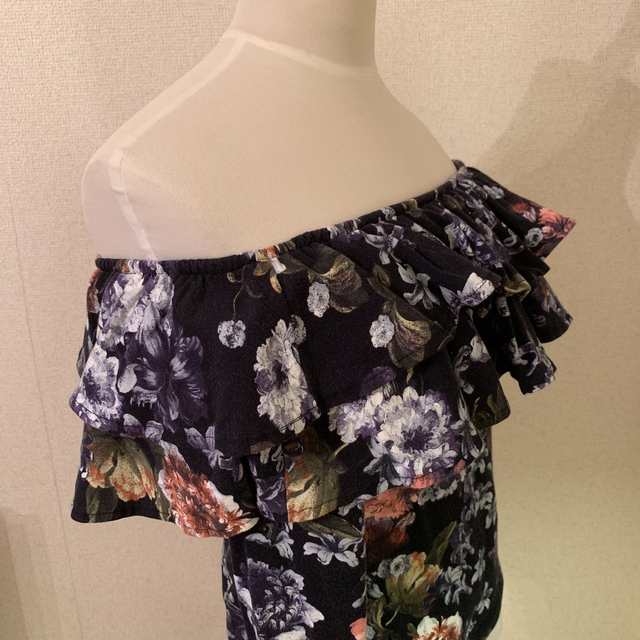 SNIDEL(スナイデル)のH&M 花柄オフショルダーカットソー レディースのトップス(カットソー(長袖/七分))の商品写真