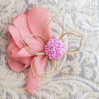 再入荷！可愛い✨ ピンク ワイヤー×ビーズ×シフォン生地 花 ヘアクリップ(バレッタ/ヘアクリップ)