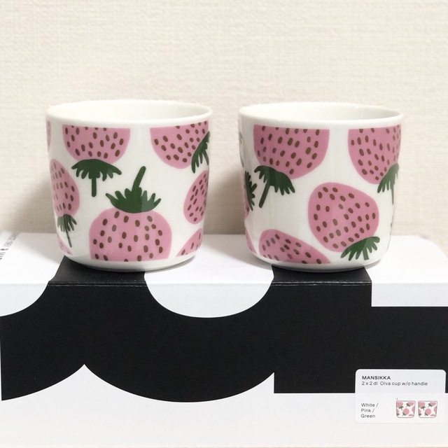 marimekko(マリメッコ)のマリメッコ 【marimekko】ラテマグ🍓マンシッカ・いちご柄・ストロベリー インテリア/住まい/日用品のキッチン/食器(グラス/カップ)の商品写真